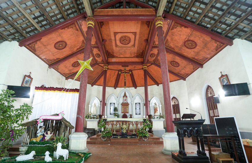 Vẻ đẹp của nhà thờ đá 120 tuổi xây bằng vỏ cây và dây tơ hồng ở Đà Nẵng - Ảnh 8.