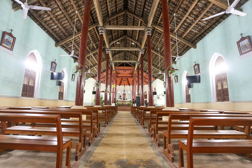 Vẻ đẹp của nhà thờ đá 120 tuổi xây bằng vỏ cây và dây tơ hồng ở Đà Nẵng - Ảnh 7.