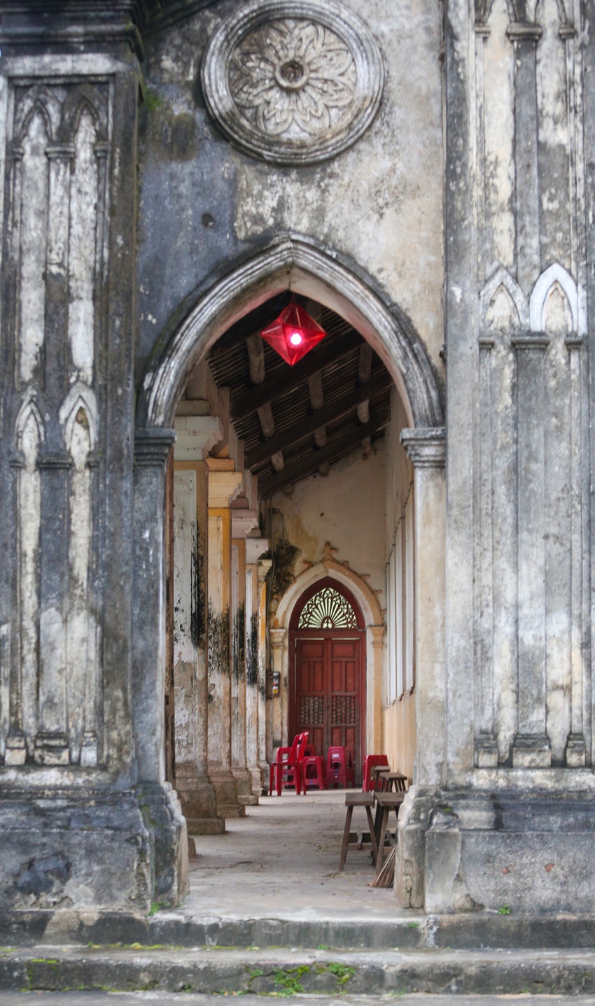 Vẻ đẹp của nhà thờ đá 120 tuổi xây bằng vỏ cây và dây tơ hồng ở Đà Nẵng - Ảnh 6.