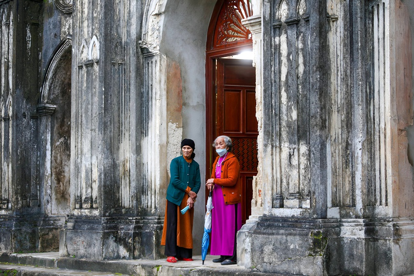 Vẻ đẹp của nhà thờ đá 120 tuổi xây bằng vỏ cây và dây tơ hồng ở Đà Nẵng - Ảnh 4.