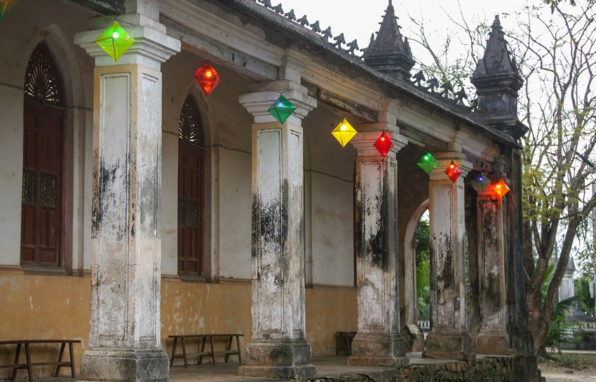 Vẻ đẹp của nhà thờ đá 120 tuổi xây bằng vỏ cây và dây tơ hồng ở Đà Nẵng - Ảnh 3.