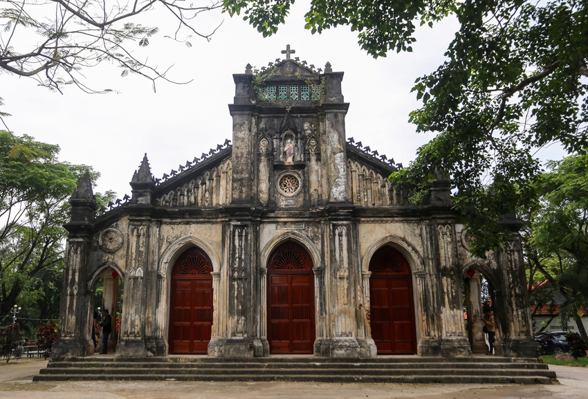 Vẻ đẹp của nhà thờ đá 120 tuổi xây bằng vỏ cây và dây tơ hồng ở Đà Nẵng - Ảnh 2.