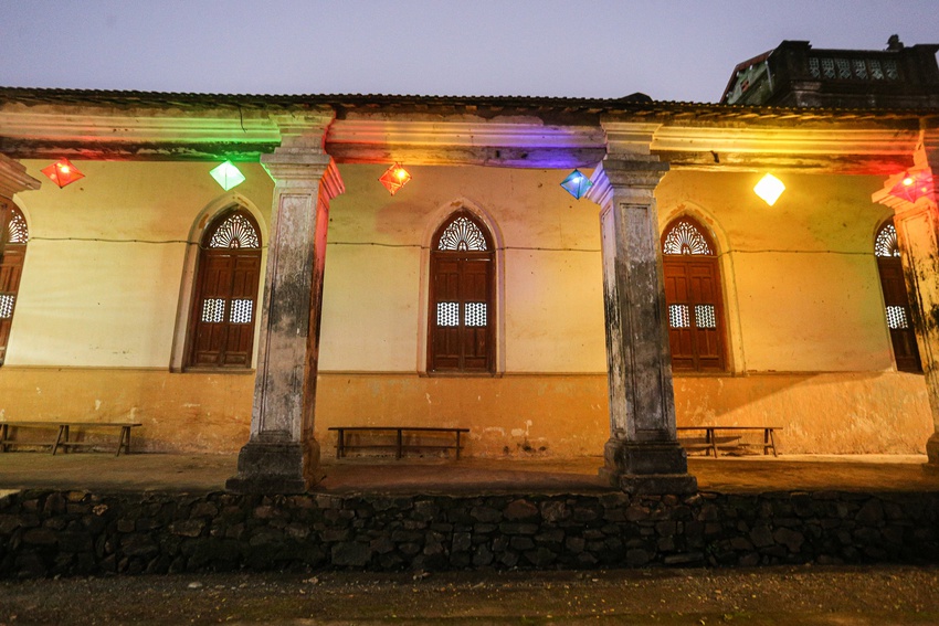Vẻ đẹp của nhà thờ đá 120 tuổi xây bằng vỏ cây và dây tơ hồng ở Đà Nẵng - Ảnh 18.