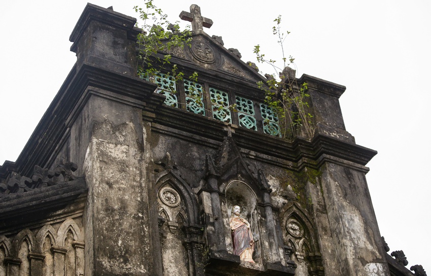 Vẻ đẹp của nhà thờ đá 120 tuổi xây bằng vỏ cây và dây tơ hồng ở Đà Nẵng - Ảnh 13.