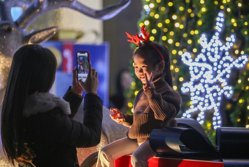 Sợ “dính” mưa đêm Noel, giới trẻ Đà Nẵng xuống phố đón Giáng sinh sớm một ngày - Ảnh 14.