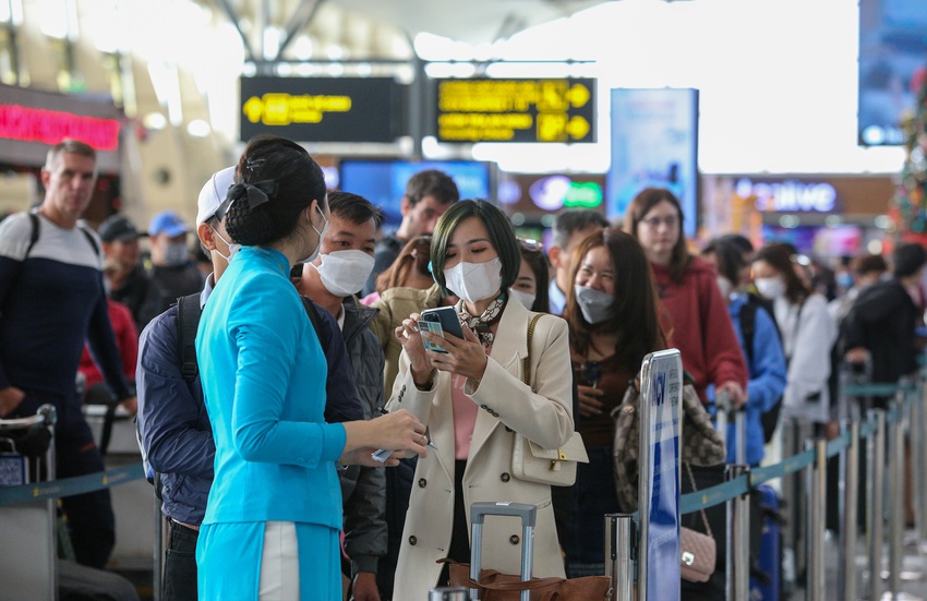 Sân bay Đà Nẵng nêm kín du khách ngày cuối năm, tài xế taxi “vui như Tết” - Ảnh 6.