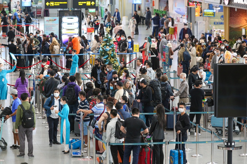 Sân bay Đà Nẵng nêm kín du khách ngày cuối năm, tài xế taxi “vui như Tết” - Ảnh 4.