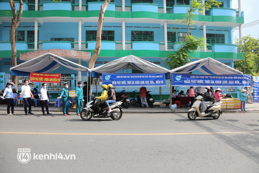 B&igrave;nh Dương năm n&agrave;o cũng c&oacute; 1 lễ hội m&agrave; ở đ&oacute; c&aacute;i g&igrave; cũng miễn ph&iacute;, bất cứ du kh&aacute;ch n&agrave;o đều cảm thấy ấm l&ograve;ng! - Ảnh 5.