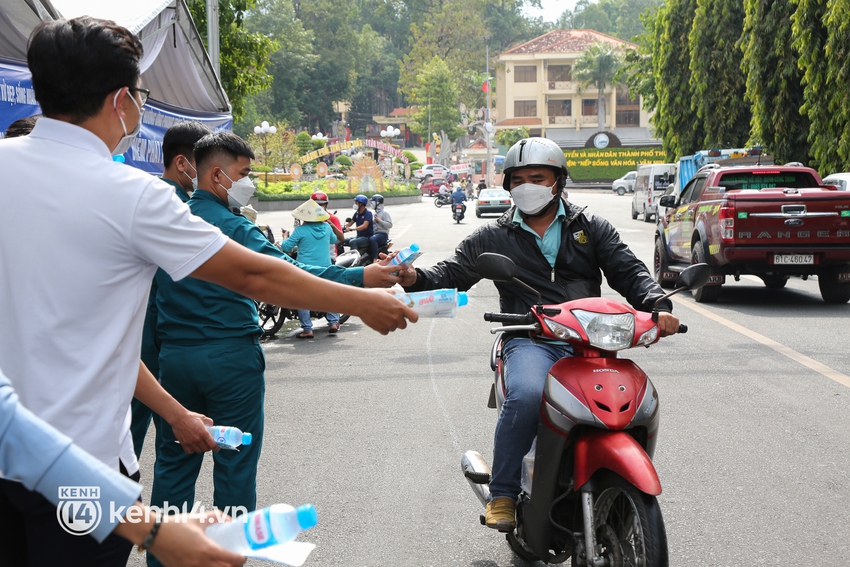 B&igrave;nh Dương năm n&agrave;o cũng c&oacute; 1 lễ hội m&agrave; ở đ&oacute; c&aacute;i g&igrave; cũng miễn ph&iacute;, bất cứ du kh&aacute;ch n&agrave;o đều cảm thấy ấm l&ograve;ng! - Ảnh 14.