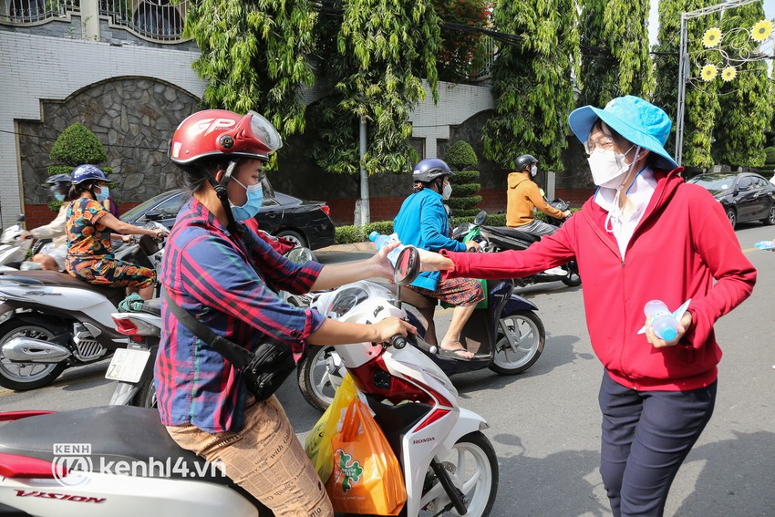 B&igrave;nh Dương năm n&agrave;o cũng c&oacute; 1 lễ hội m&agrave; ở đ&oacute; c&aacute;i g&igrave; cũng miễn ph&iacute;, bất cứ du kh&aacute;ch n&agrave;o đều cảm thấy ấm l&ograve;ng! - Ảnh 12.