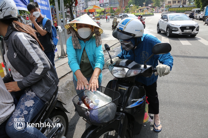 B&igrave;nh Dương năm n&agrave;o cũng c&oacute; 1 lễ hội m&agrave; ở đ&oacute; c&aacute;i g&igrave; cũng miễn ph&iacute;, bất cứ du kh&aacute;ch n&agrave;o đều cảm thấy ấm l&ograve;ng! - Ảnh 13.