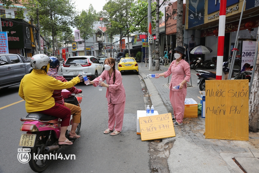 B&igrave;nh Dương năm n&agrave;o cũng c&oacute; 1 lễ hội m&agrave; ở đ&oacute; c&aacute;i g&igrave; cũng miễn ph&iacute;, bất cứ du kh&aacute;ch n&agrave;o đều cảm thấy ấm l&ograve;ng! - Ảnh 1.