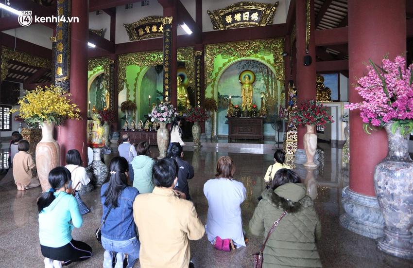 Ảnh: Du khách thi nhau xoa bụng thần tài ở ngôi chùa linh thiêng nhất Đà Nẵng - Ảnh 8.