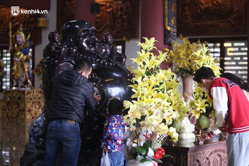 Ảnh: Du khách thi nhau xoa bụng thần tài ở ngôi chùa linh thiêng nhất Đà Nẵng - Ảnh 10.