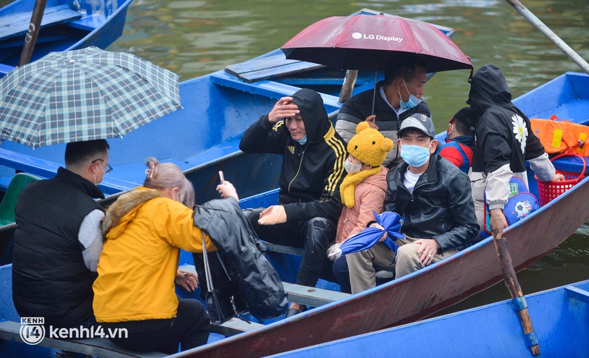 Ảnh: Du khách đội mưa, đổ về chùa Hương dâng lễ từ sáng sớm trong ngày chính thức mở cửa trở lại - Ảnh 7.