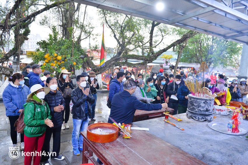 Ảnh: Du khách đội mưa, đổ về chùa Hương dâng lễ từ sáng sớm trong ngày chính thức mở cửa trở lại - Ảnh 11.