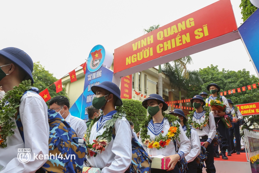 Người thân bịn rịn tiễn thanh niên TP.HCM lên đường nhập ngũ: Con đi 2 năm, tôi nhớ nó lắm! - Ảnh 9.