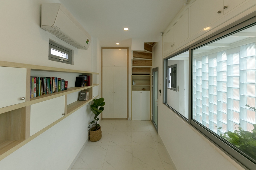 4 người ở trong ngôi nhà siêu mỏng 16,25 m² nằm cuối hẻm Bình Thạnh, Sài Gòn: Không hề bí bách hay mờ nhạt nhờ thiết kế cực độc đáo - Ảnh 11.