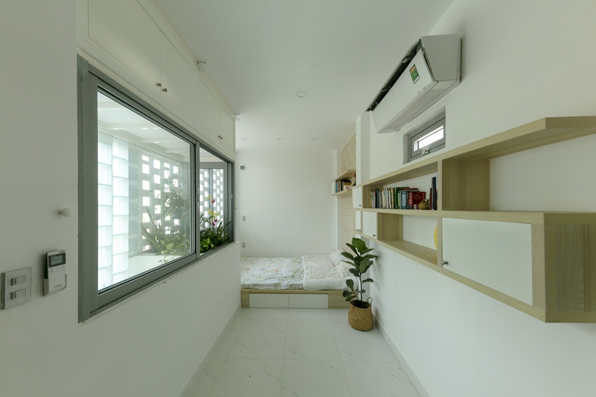 4 người ở trong ngôi nhà siêu mỏng 16,25 m² nằm cuối hẻm Bình Thạnh, Sài Gòn: Không hề bí bách hay mờ nhạt nhờ thiết kế cực độc đáo - Ảnh 10.