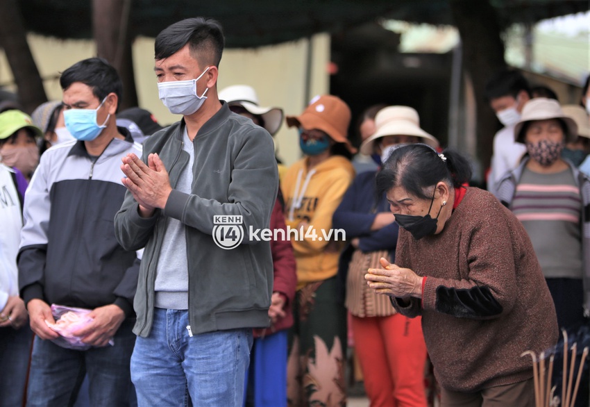 Thắt lòng người thân lập bàn thờ tạm tại biển Cửa Đại: Gia đình đi 12 người, nhưng đã chết 8 người… Đột ngột như thế ai chịu nổi, trời ơi” - Ảnh 11.