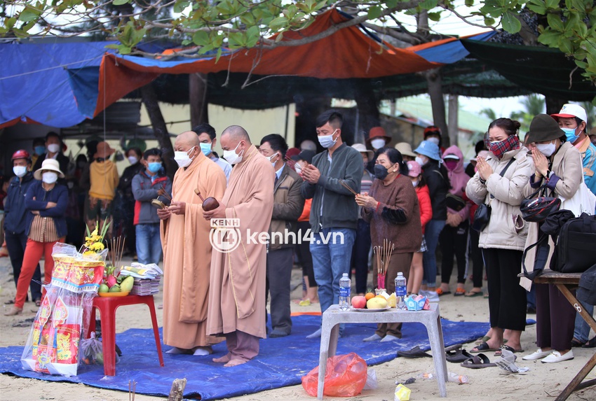 Thắt lòng người thân lập bàn thờ tạm tại biển Cửa Đại: Gia đình đi 12 người, nhưng đã chết 8 người… Đột ngột như thế ai chịu nổi, trời ơi” - Ảnh 1.