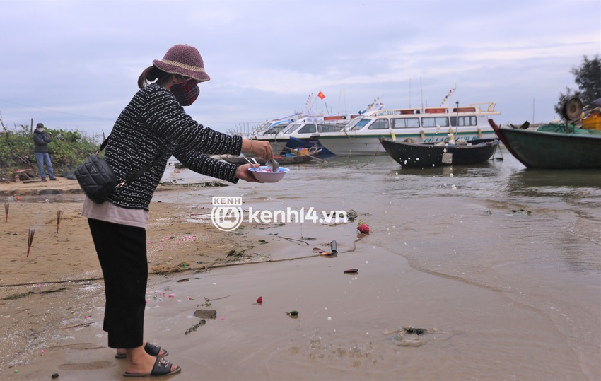 Thắt lòng người thân lập bàn thờ tạm tại biển Cửa Đại: Gia đình đi 12 người, nhưng đã chết 8 người… Đột ngột như thế ai chịu nổi, trời ơi” - Ảnh 6.