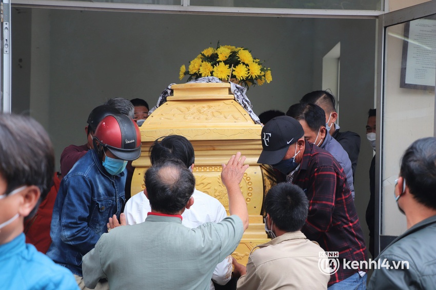 H&agrave;ng trăm người d&acirc;n tiễn đưa c&aacute;c nạn nh&acirc;n vụ ch&igrave;m cano du lịch ở Hội An về qu&ecirc; an t&aacute;ng - Ảnh 11.