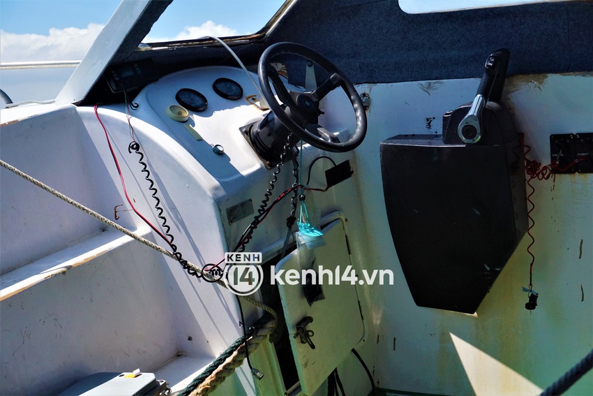 Cận cảnh b&ecirc;n trong chiếc cano bị ch&igrave;m khiến 17 người chết v&agrave; mất t&iacute;ch - Ảnh 7.