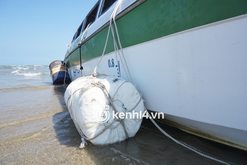 Cận cảnh b&ecirc;n trong chiếc cano bị ch&igrave;m khiến 17 người chết v&agrave; mất t&iacute;ch - Ảnh 16.