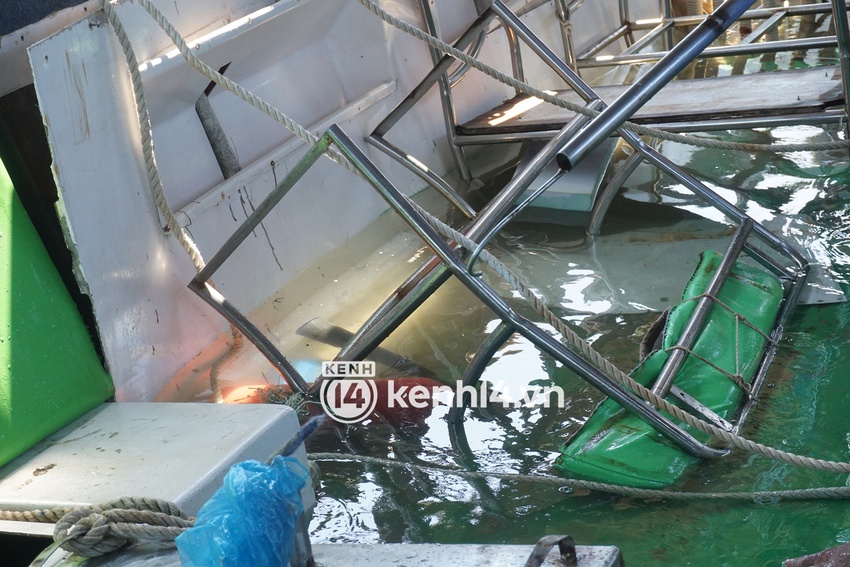 Cận cảnh b&ecirc;n trong chiếc cano bị ch&igrave;m khiến 17 người chết v&agrave; mất t&iacute;ch - Ảnh 8.
