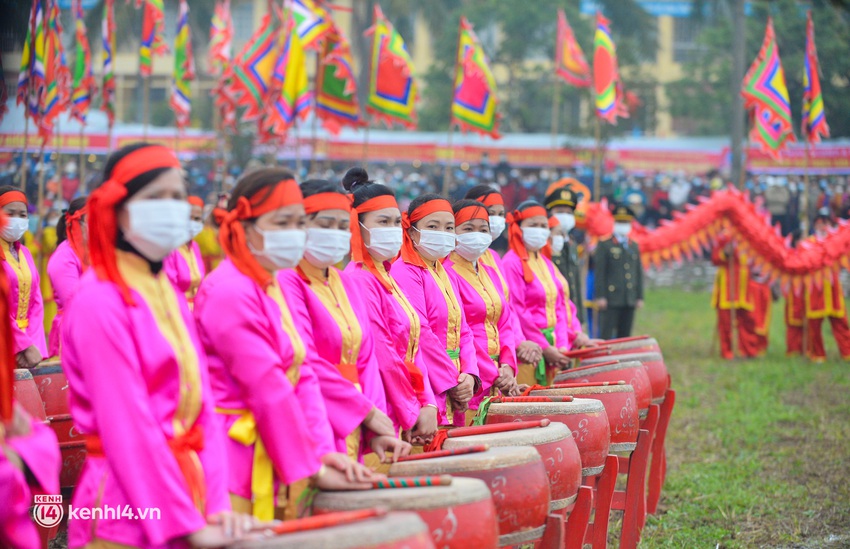 Ảnh: H&agrave;ng ngh&igrave;n người d&acirc;n chen nhau xem vua đi c&agrave;y trong Lễ tịch Điền 2022 - Ảnh 6.
