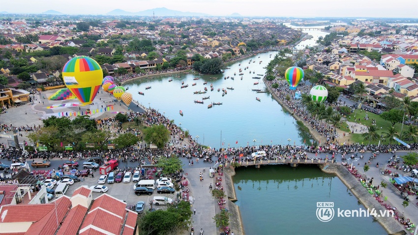 Ảnh: Hội An “hồi sinh” sau đại dịch, lâu lắm rồi phố cổ mới nhộn nhịp du khách đến thế! - Ảnh 1.