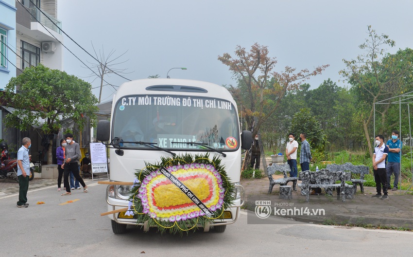 Quặn lòng đám tang của hai mẹ con F0 tử vong ở Hải Dương: Ông dựa cột khóc thầm, bà khóc ngất gọi con, cháu - Ảnh 12.