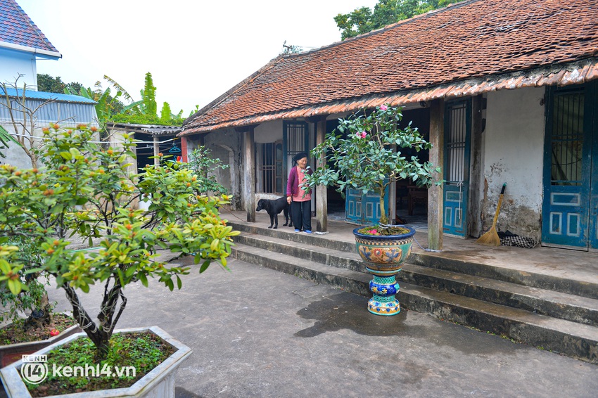 Ng&agrave;y 8/3 gặp cụ b&agrave; 108 tuổi sống b&ecirc;n ch&uacute; ch&oacute; mực, nhiều khi buồn lại tr&egrave;o tường thoăn thoắt đi chơi - Ảnh 2.