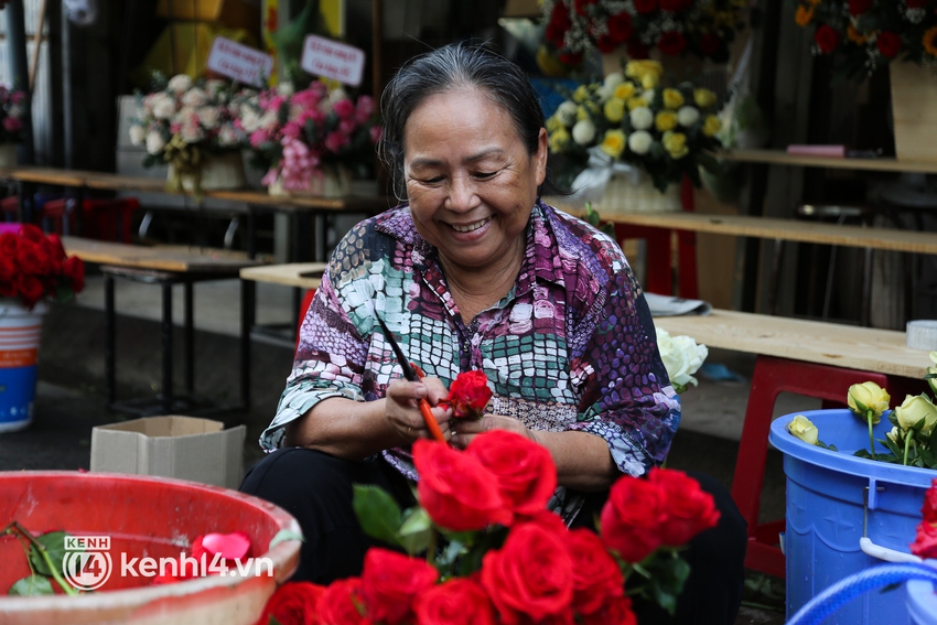 Lẵng hoa trái tim mừng 8/3 giá hàng triệu đồng hút khách tại chợ hoa lớn nhất Sài Gòn - Ảnh 9.