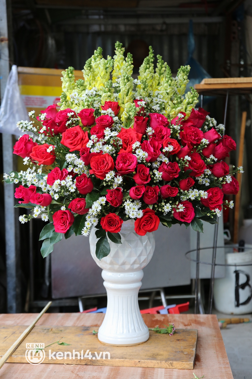 Lẵng hoa trái tim mừng 8/3 giá hàng triệu đồng hút khách tại chợ hoa lớn nhất Sài Gòn - Ảnh 7.