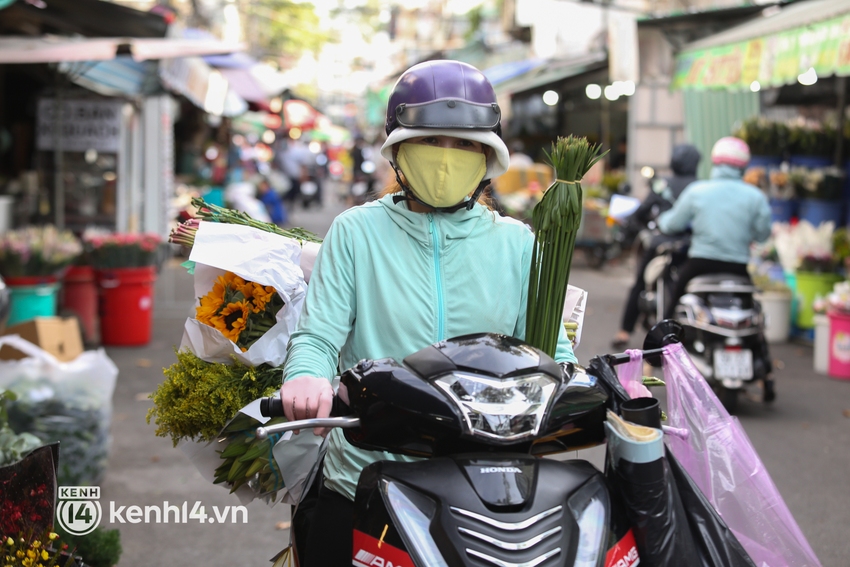 Lẵng hoa trái tim mừng 8/3 giá hàng triệu đồng hút khách tại chợ hoa lớn nhất Sài Gòn - Ảnh 3.