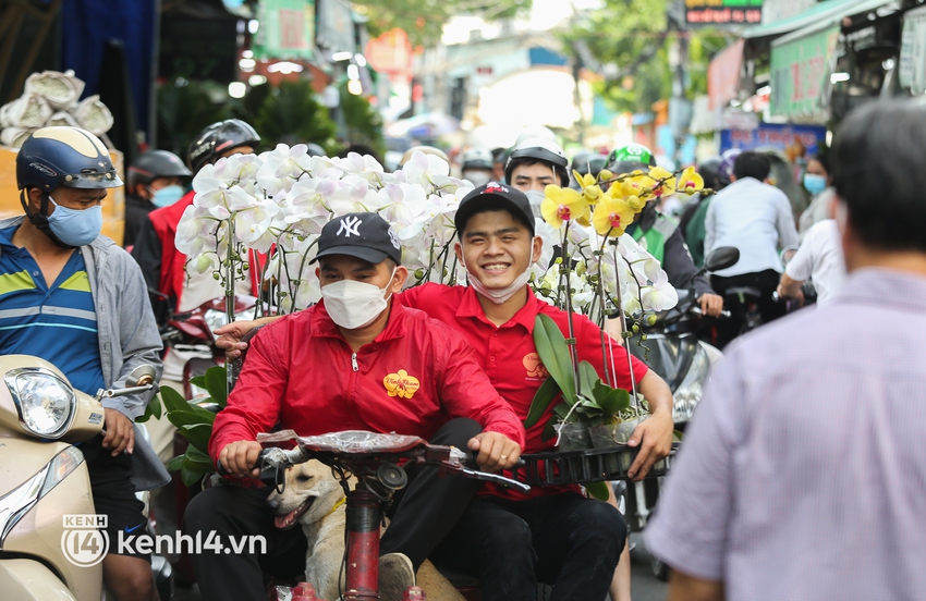 Lẵng hoa trái tim mừng 8/3 giá hàng triệu đồng hút khách tại chợ hoa lớn nhất Sài Gòn - Ảnh 1.