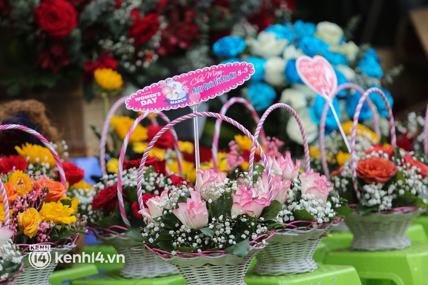 Lẵng hoa trái tim mừng 8/3 giá hàng triệu đồng hút khách tại chợ hoa lớn nhất Sài Gòn - Ảnh 6.