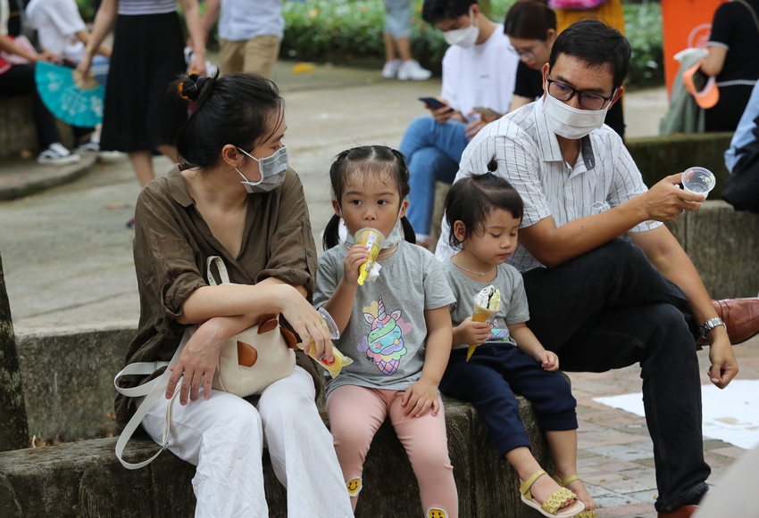 Thảo Cầm Viên Sài Gòn đông nghẹt người, khách mang vali vào cắm trại nghỉ mát dịp giỗ Tổ Hùng Vương - Ảnh 13.
