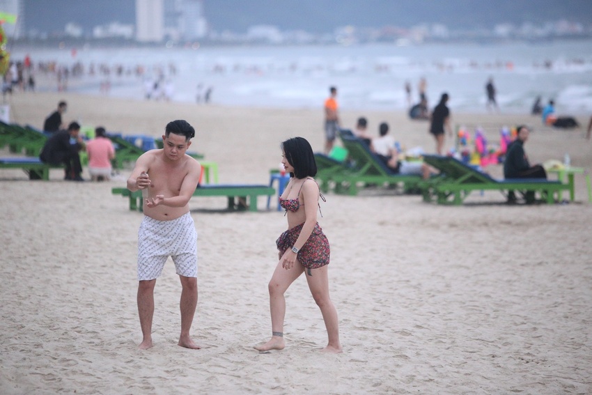 Ảnh: Biển Đà Nẵng đông kín du khách trong ngày cuối kỳ nghỉ lễ giỗ Tổ - Ảnh 7.