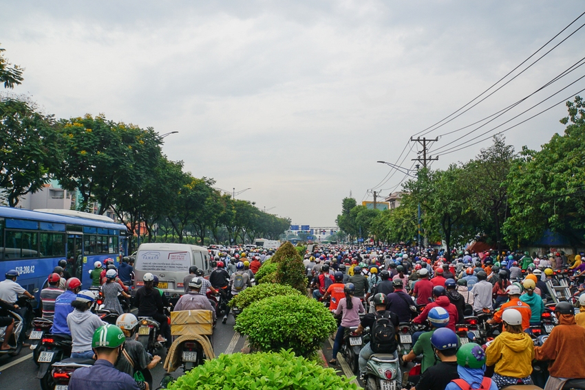 Ảnh: Kẹt xe khủng khiếp tại cửa ngõ sân bay Tân Sơn Nhất, nhiều người chán nản vì muộn giờ làm, con trễ học - Ảnh 16.