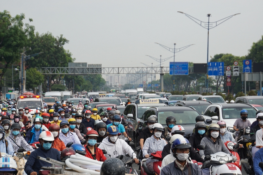 Ảnh: Kẹt xe khủng khiếp tại cửa ngõ sân bay Tân Sơn Nhất, nhiều người chán nản vì muộn giờ làm, con trễ học - Ảnh 1.