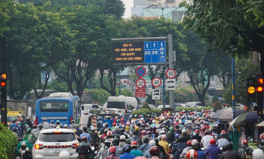 Ảnh: Kẹt xe khủng khiếp tại cửa ngõ sân bay Tân Sơn Nhất, nhiều người chán nản vì muộn giờ làm, con trễ học - Ảnh 11.