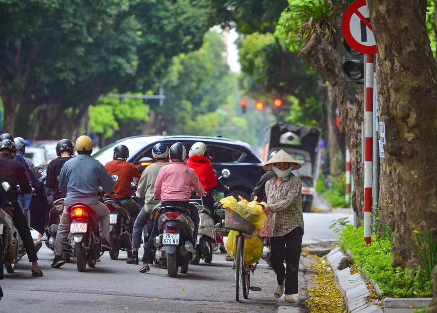 Ảnh: Hà Nội đón rét làng Bân, người dân xúng xính áo quần trên đông dưới hè đi dạo phố - Ảnh 11.