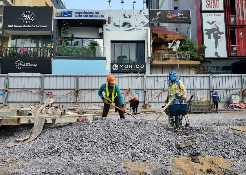 Rào chắn Metro trên “đất vàng” quận 1 được tháo dỡ, mở ra không gian đi bộ mới cho người dân TP.HCM  - Ảnh 9.