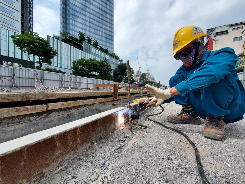 Rào chắn Metro trên “đất vàng” quận 1 được tháo dỡ, mở ra không gian đi bộ mới cho người dân TP.HCM  - Ảnh 8.