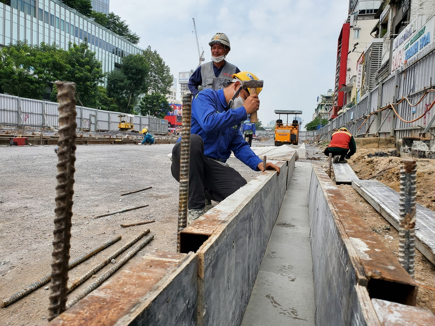 Rào chắn Metro trên “đất vàng” quận 1 được tháo dỡ, mở ra không gian đi bộ mới cho người dân TP.HCM  - Ảnh 5.