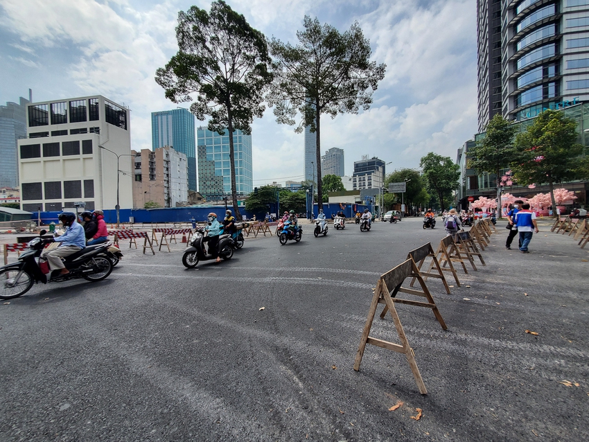 Rào chắn Metro trên “đất vàng” quận 1 được tháo dỡ, mở ra không gian đi bộ mới cho người dân TP.HCM  - Ảnh 11.