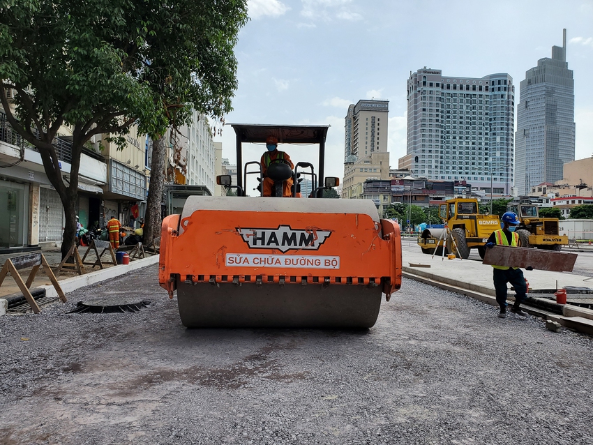 Rào chắn Metro trên “đất vàng” quận 1 được tháo dỡ, mở ra không gian đi bộ mới cho người dân TP.HCM  - Ảnh 7.